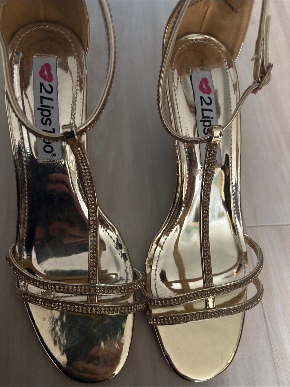 2 Lips Too Metallic Gold Too Ella T-Strap low heel  Sandal like New! Beautiful - Picture 10 of 16